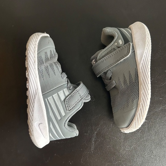 Nike Star Grey & White Toddle Sneakers - Picture 4 of 13